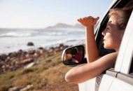 Femme dans une voiture qui regarde le paysage par la fenêtre