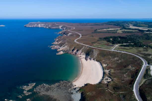 Vue aérienne du littoral breton avec une route qui serpente le long des falaises