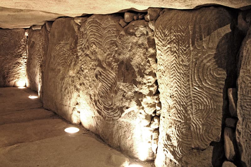 Photo de l'intérieur du cairn de Gavrinis et de ses murs sculptés