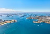 Vue aérienne du Golfe du Morbihan et de ses nombreuses îles