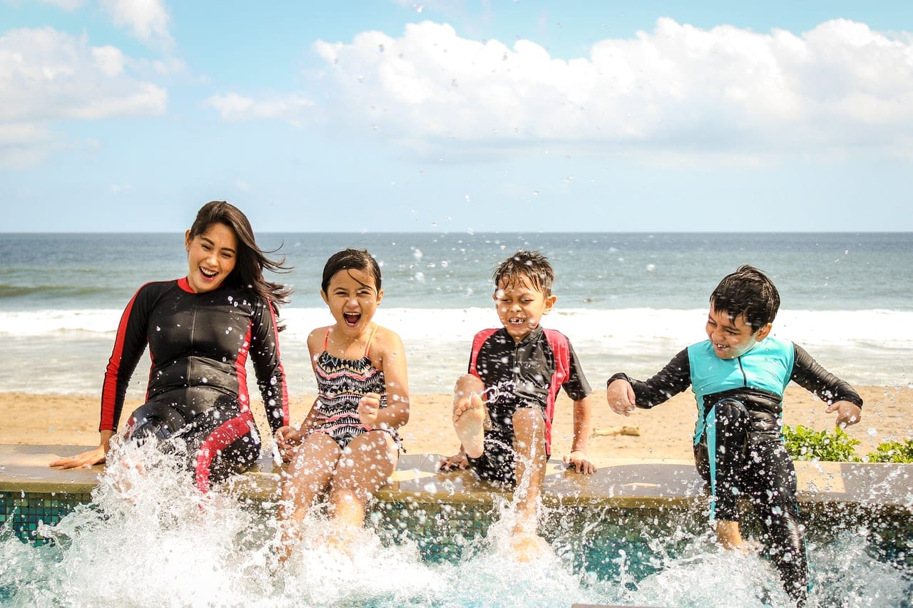 Enfants qui jouent dans l'eau