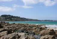 Vue de la mer depuis une plage bordée par des rochers à Perros-Guirec